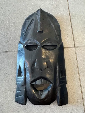Masque noir Hand carved made in Kenya, bon état