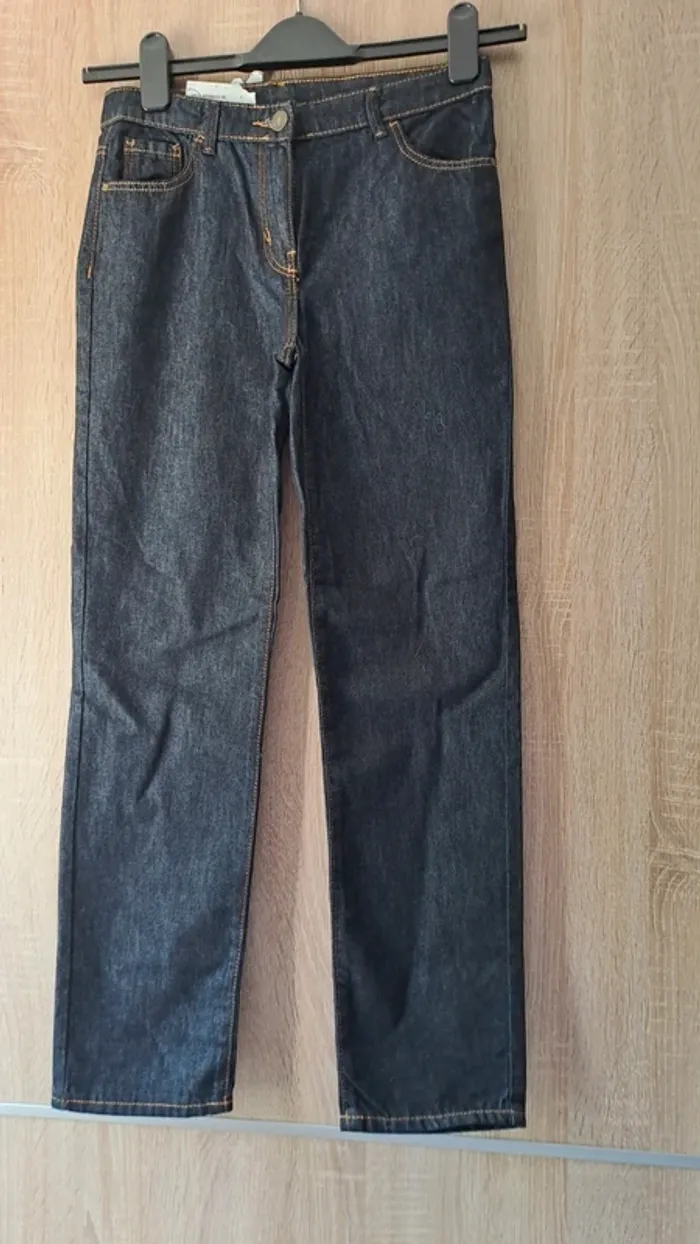 Jeans très foncé taille 158 cm