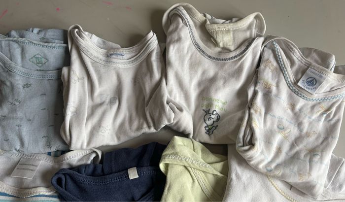 Lot 11 bodys manches courtes tachés 24 mois - photo numéro 2