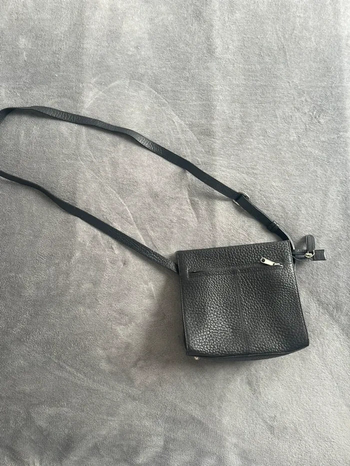 Sac à bandoulière noir cuir grainé – Compact chic & pratique
