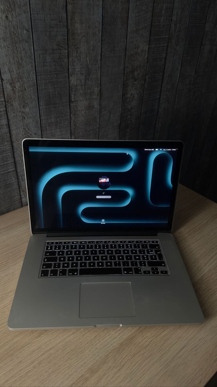 Apple MacBook Pro avec écran Retina MJLQ2LL/A - Mi-2015 - Core i7 2.2 GHz 16 Go RAM 256 Go SSD Argen - photo numéro 2