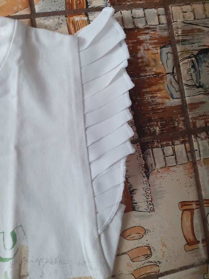 Tee-shirt blanc avec strass verts motif 3 chapeaux et manches volantées - photo numéro 3