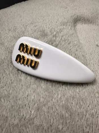 Barrette cheveux cuir blanc miu miu