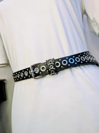 Ceinture gothique à œillets métalliques – look dark garanti