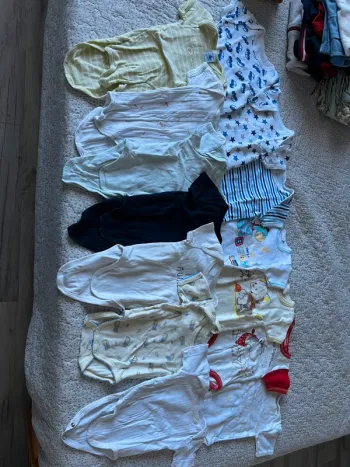 Lot bodies et pyjamas 6 mois