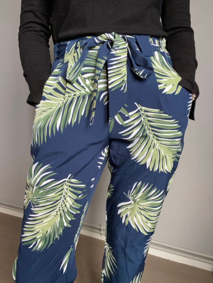 Pantalon fluide bleu marine à fleur taille s Emma Ella - photo numéro 4