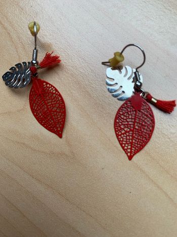 Boucles d’oreilles, fantaisie, feuilles rouges et dorée