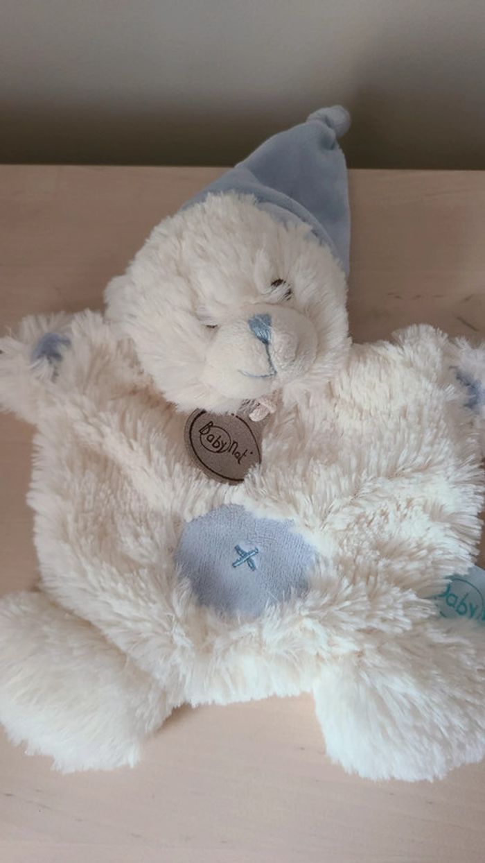 DOUDOU PLAT OURS BABY NAT' LES CÂLINS BLANC BLEU BONNET 18 CM - photo numéro 3