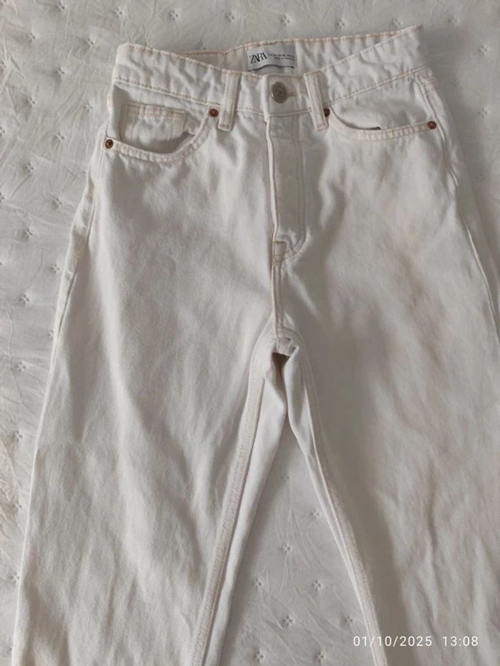 Jeans blancos straight de tiro alto con bajo deflecado de Zara - photo numéro 2