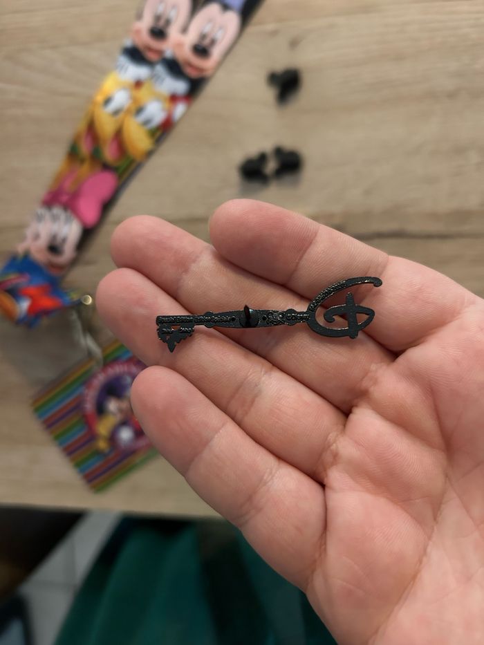 Pin’s Disney clés mystères + Lanière - photo numéro 4