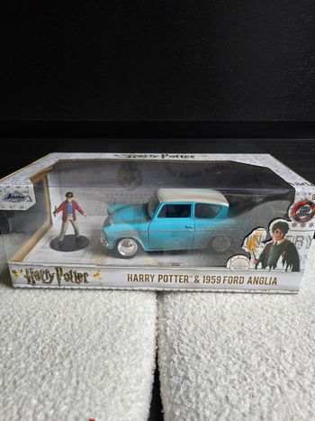 voiture Ford Anglia 1959 et 1 figurine Harry potter