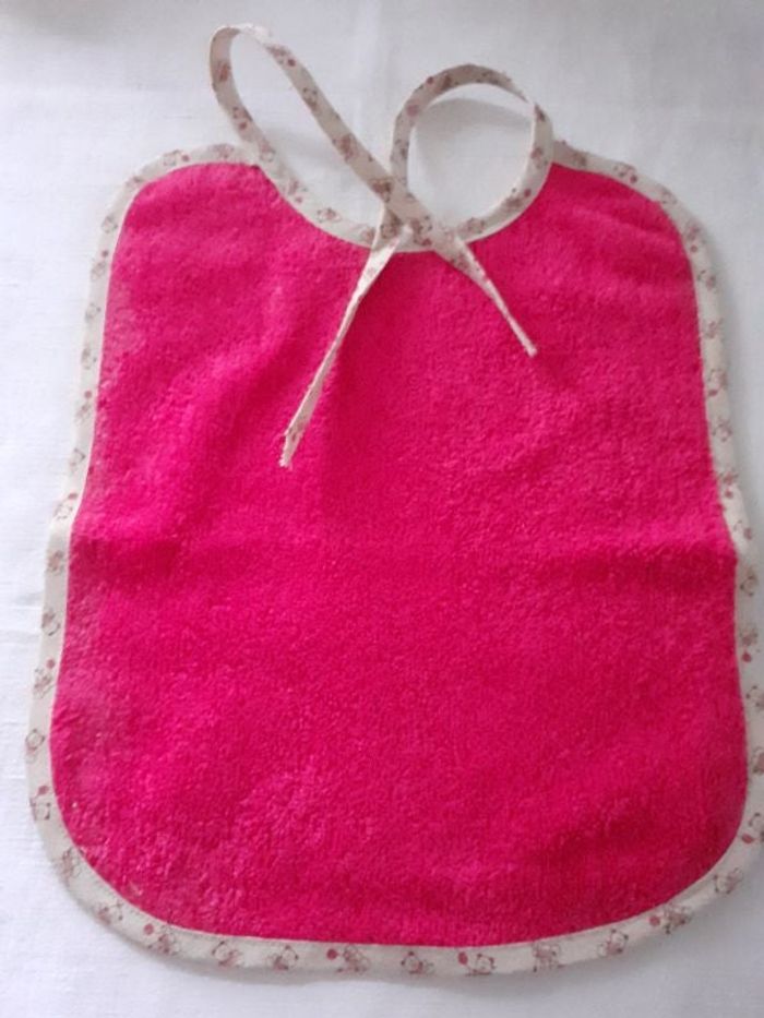 Bavoir en tissu éponge rose fushia
