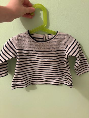 Haut marine à dentelle