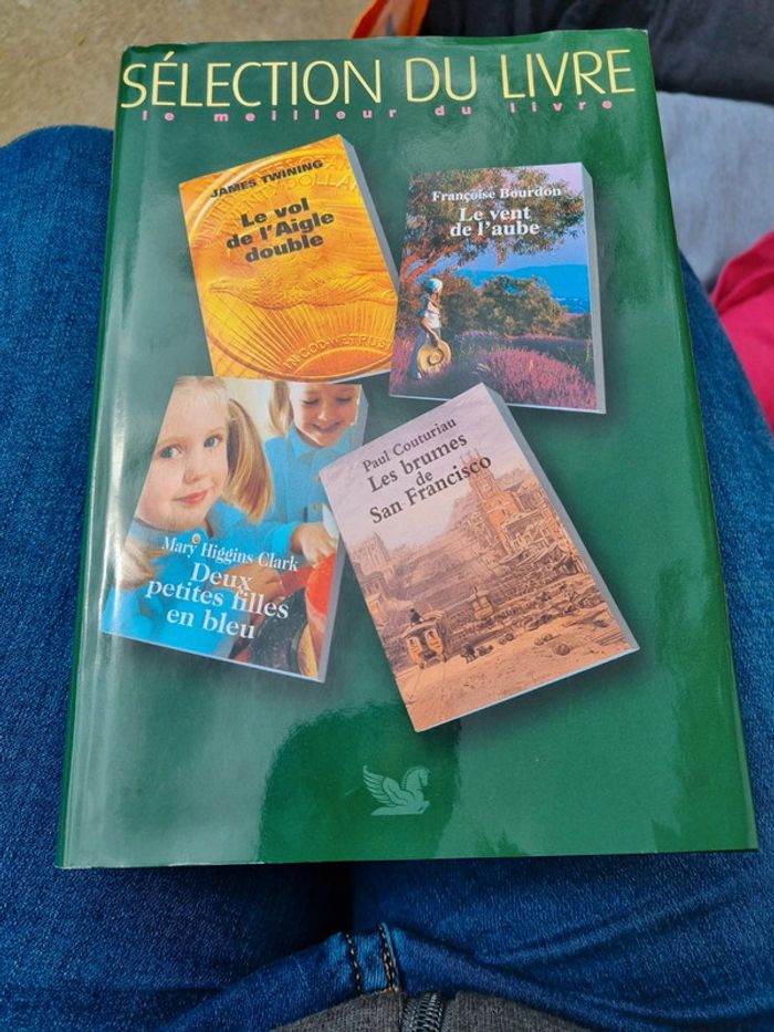 Ensemble de 4 histoires dans un livre