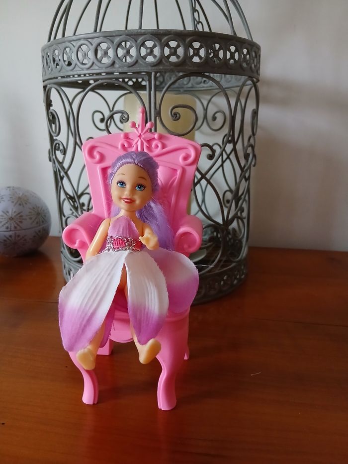 Petite Poupée/robe-pétales + Fauteuil