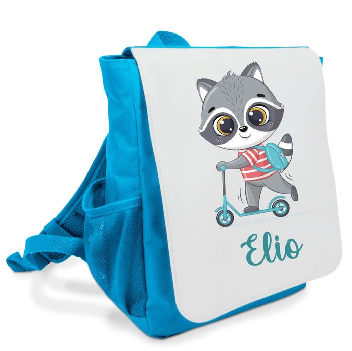 Sac à dos bleu pour enfant avec prénom personnalisé et dessin d’un raton laveur sur une trottinette. Parfait pour la rentrée en maternelle.
