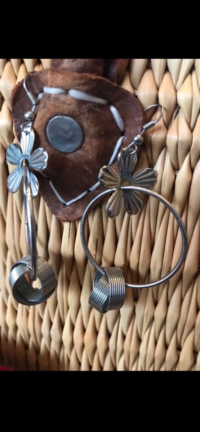 Magnifiques boucles d’oreilles anneaux , perles et fleurs - photo numéro 7