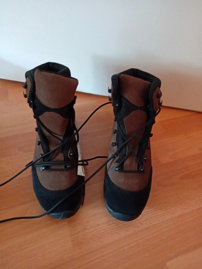 Bottines marron et noire neuves. Pointue 42 - photo numéro 3