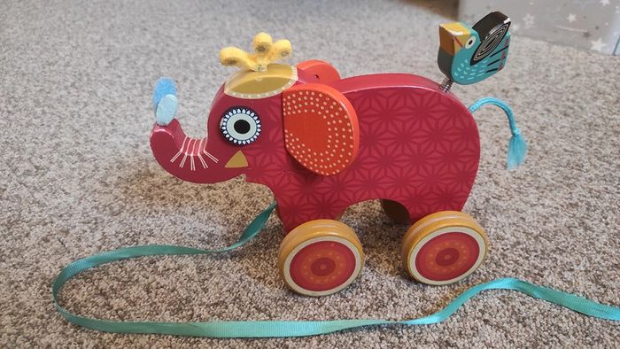 Eléphant en bois à tirer Djeco