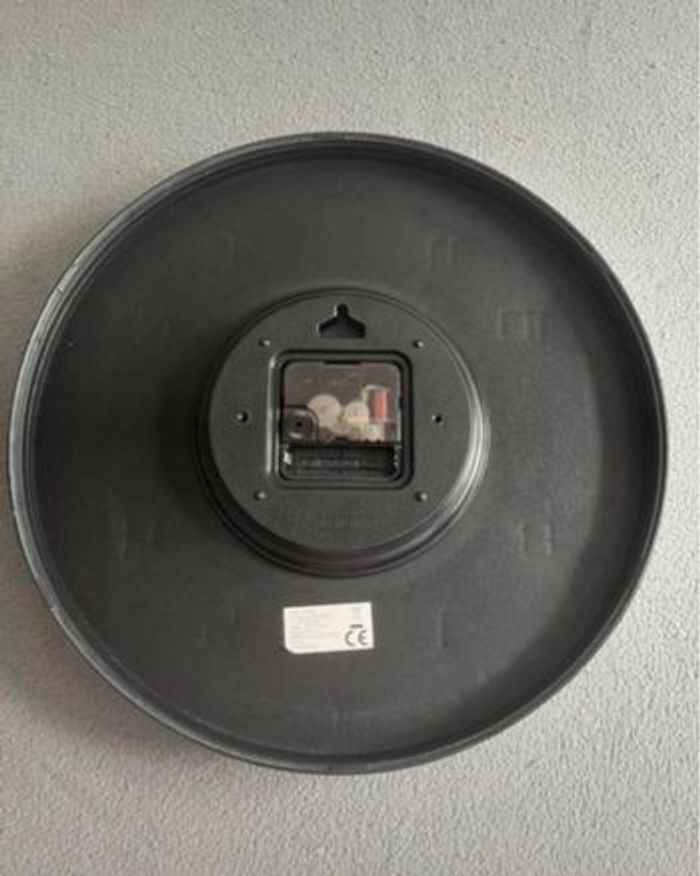 Horloge gris argentée - photo numéro 2