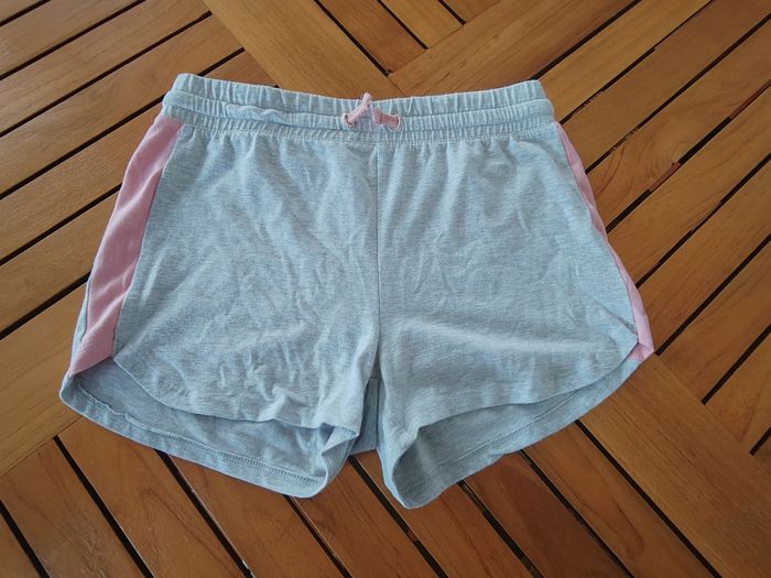 Short fille
