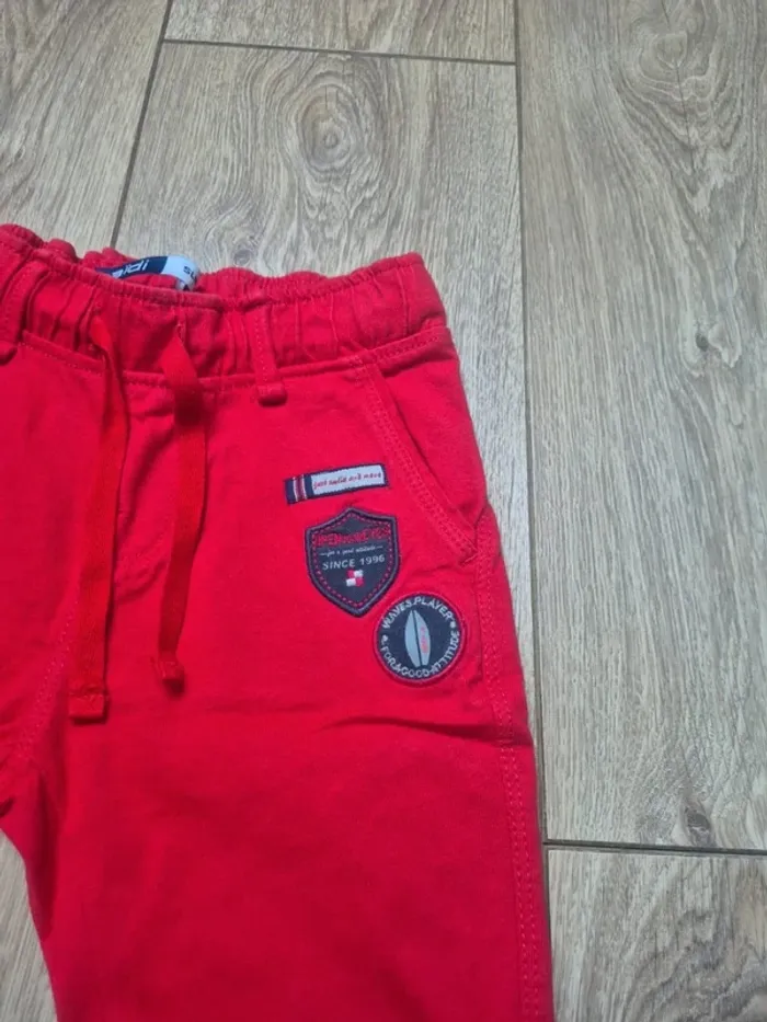 Short slim okaidi rouge 3 ans en excellent état - photo numéro 2