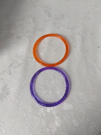 Lot 2 bracelets en plastiques