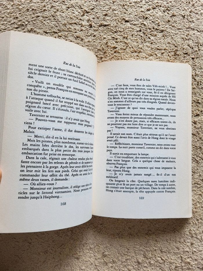 Livre Rue de la Soie de Régine Deforges - Tome 5 de la saga La Bicyclette bleue - photo numéro 7