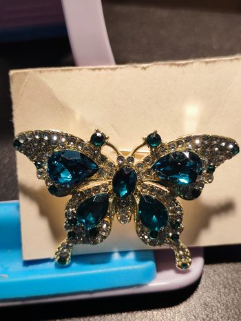 Superbe papillon bleu avec strass neuf