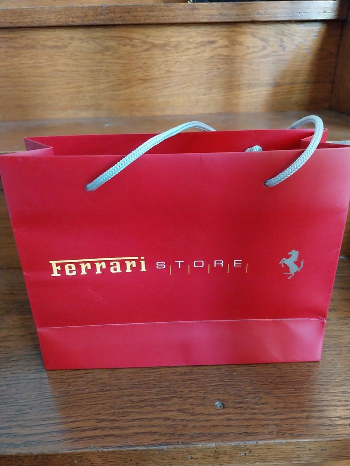 Sac cadeau et pochon Ferrari - photo numéro 2