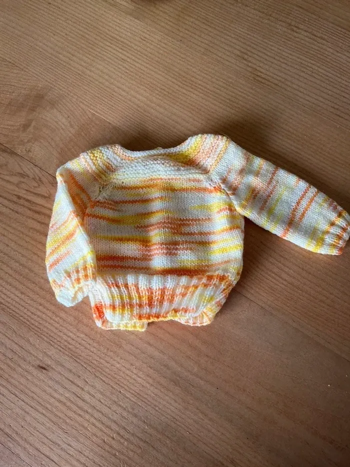 Tricot pull naissance fait main - photo numéro 3