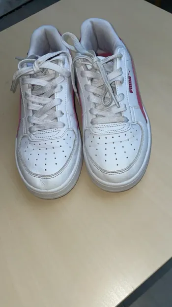 Baskets Puma blanches écriture fuchsia