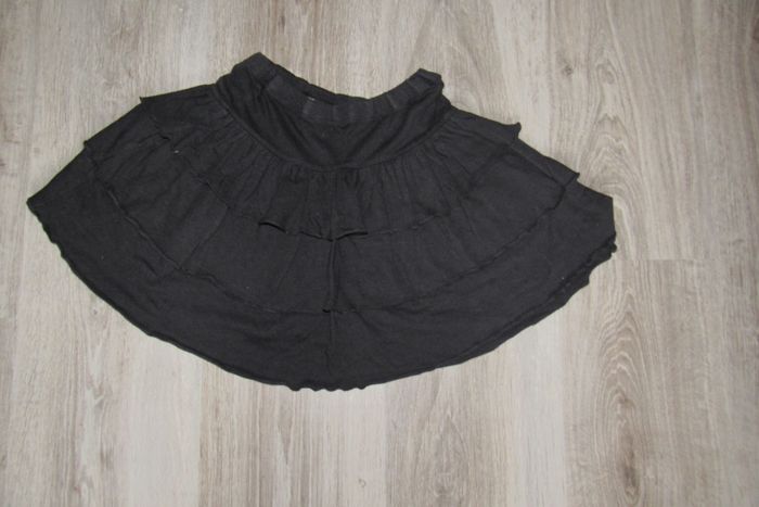 JUPE COURTE A VOLANTS NOIRE FILLE "VYNIL FRAISE BY GEMO" - 10 ANS - n°01 - photo numéro 2