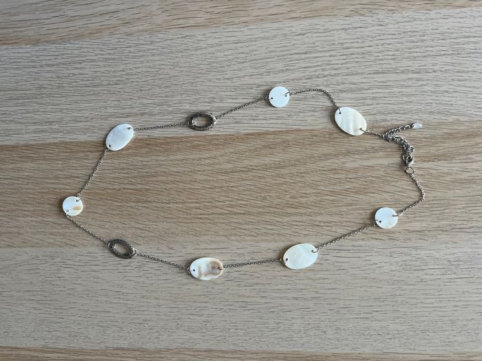 Collier argenté et crème