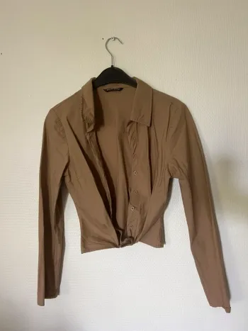 Chemise courte camel avec noeud