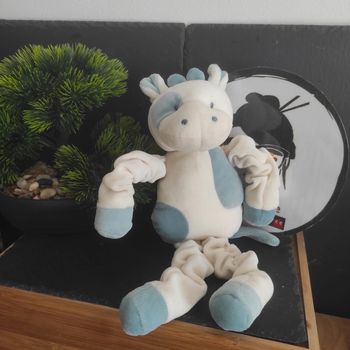Doudou Vache Blanche et Bleue Sucre d Orge patte élastique membre Girafe Beige