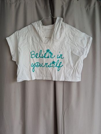 Top court à capuche