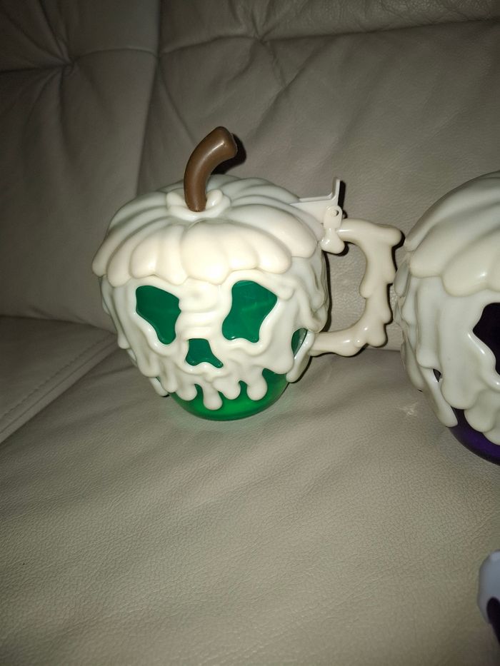 Lot de 3 pommes empoisonnées de belle neige disney
180 € - photo numéro 4