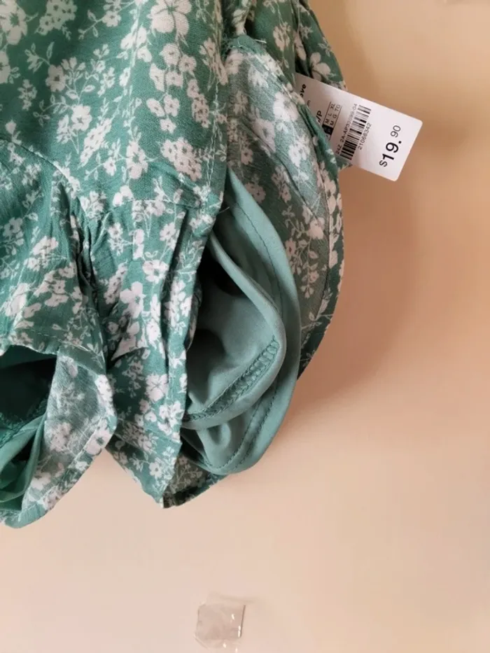 Short femme. Marque Ardene (A104) - photo numéro 3