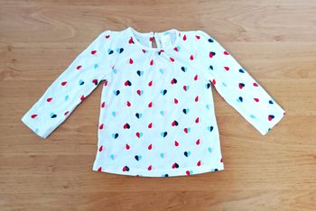 T-shirt manches longues blanc à coeurs multicolores. C&A. Coton. Taille 9 / 12 mois. 74 cm