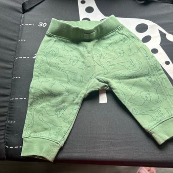 Vend vends pantalon pour bébé taille, c’est six mois