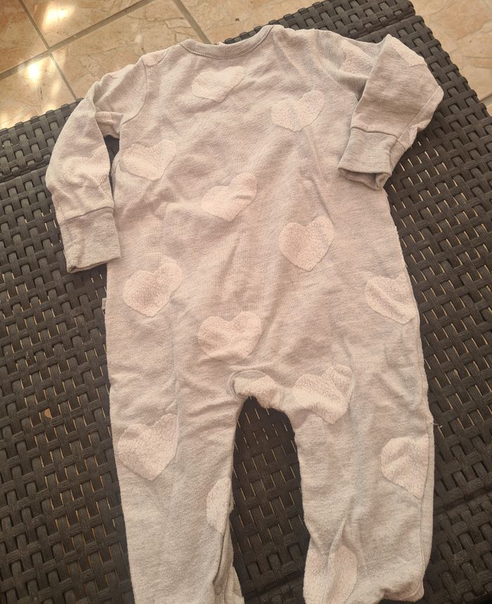 Pyjama. Bébé.  9 / 12 mois. Gris cœur blanc. GAP baby - photo numéro 2