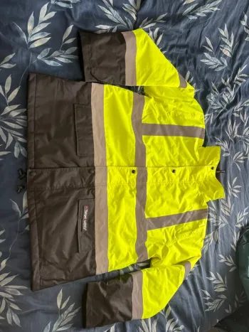 Manteau avec bande réfléchissante