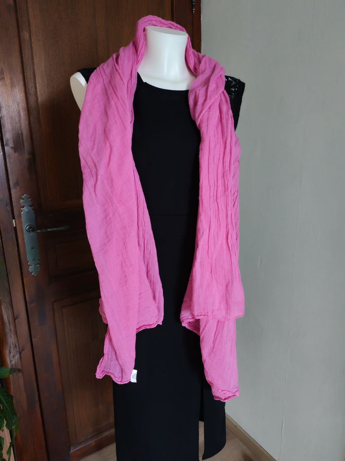 Echarpe châle en coton rose froissé - photo numéro 3