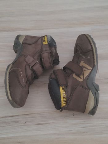 Chaussures montates, garçon taille 32, marque Caterpillar. 
Bon état.