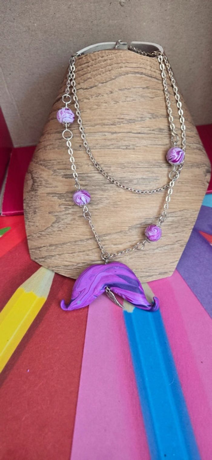 Collier sautoir moustache violet fimo