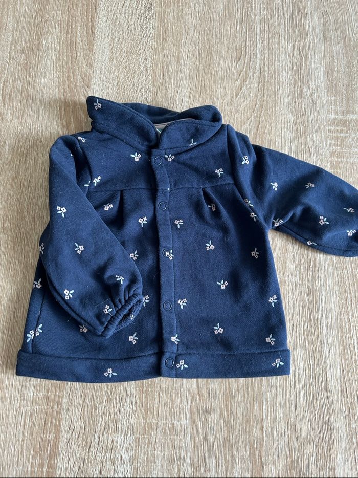 Lot pull Disney et 1 veste obaibi - photo numéro 8