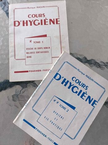 2 livres cours hygiène 1960