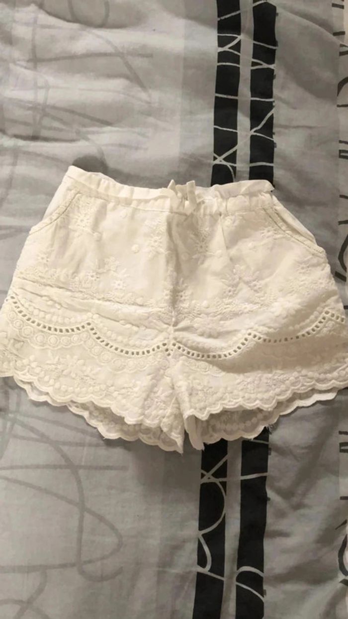 Short dentelle