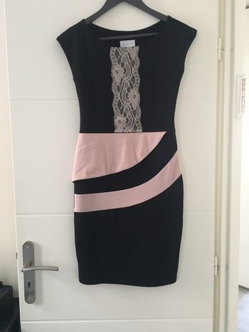 Robe tailleur cocktail noire et dentelle rose